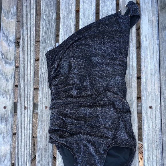 LIKE NEW | Off Shoulder | Black Metallic | Maillot with metal detail - Picture 11 of 11